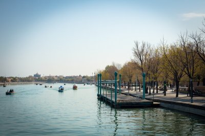 AI-generated travel thumbnail for Eşfahān