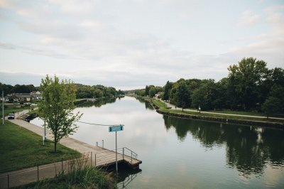 AI-generated travel thumbnail for Étang-sur-Arroux