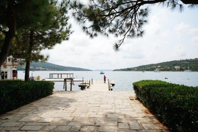 AI-generated travel thumbnail for Examília