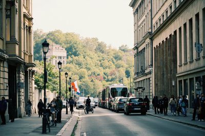 AI-generated travel thumbnail for Favoriten
