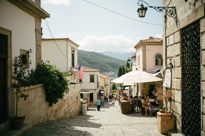AI-generated travel thumbnail for Fier