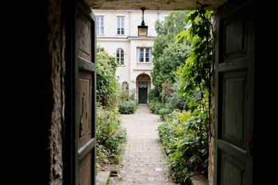 AI-generated travel thumbnail for Forges-les-Eaux
