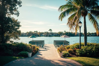 AI-generated travel thumbnail for Fort Myers Shores