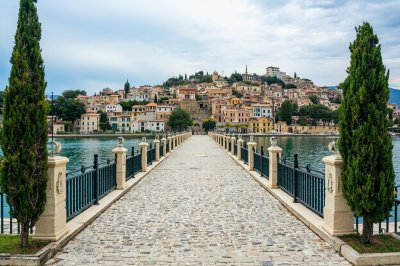 AI-generated travel thumbnail for Gascueña de Bornova