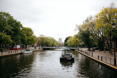 AI-generated travel thumbnail for Glasgow