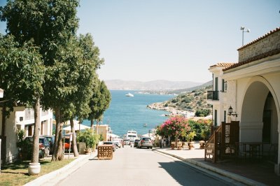 AI-generated travel thumbnail for Glyfáda