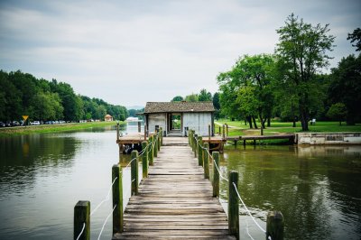 AI-generated travel thumbnail for Grădinari