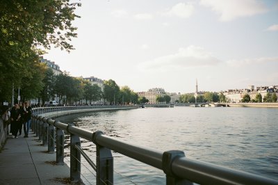 AI-generated travel thumbnail for Hauts-de-Seine