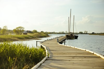 AI-generated travel thumbnail for Heeg