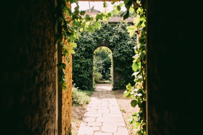 AI-generated travel thumbnail for Heinade