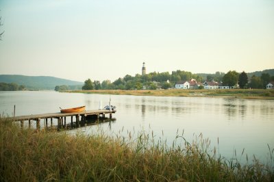 AI-generated travel thumbnail for Iclandu Mare