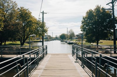 AI-generated travel thumbnail for Islip Terrace