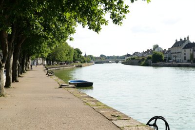 AI-generated travel thumbnail for Jarnac