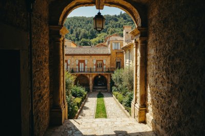 AI-generated travel thumbnail for Jaulín