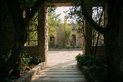 AI-generated travel thumbnail for Kahrizsang
