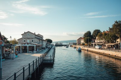 AI-generated travel thumbnail for Kaštel Kambelovac