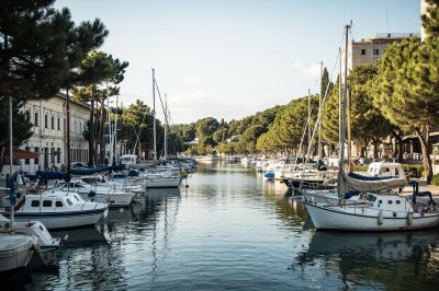 AI-generated travel thumbnail for Kaštel Štafilić