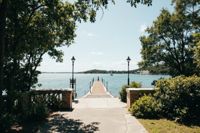 AI-generated travel thumbnail for Kingstown Park
