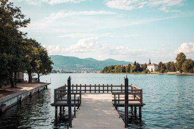 AI-generated travel thumbnail for Klagenfurt am Wörthersee