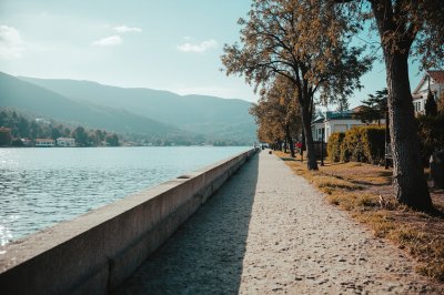 AI-generated travel thumbnail for Koímisi