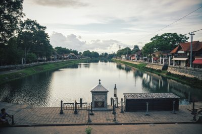 AI-generated travel thumbnail for Krŏng Chbar Mon