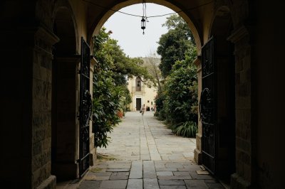 AI-generated travel thumbnail for La Reina