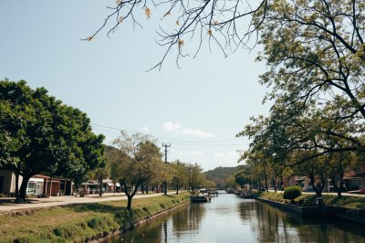AI-generated travel thumbnail for Lacluta
