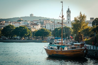 AI-generated travel thumbnail for Lambrinia
