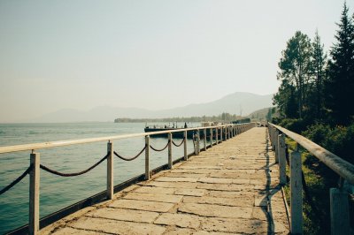 AI-generated travel thumbnail for Larkird