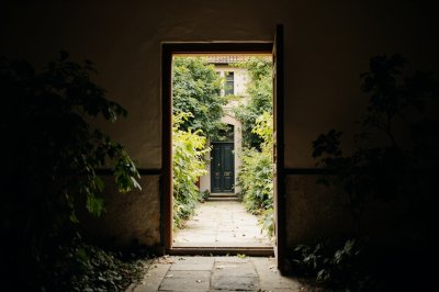 AI-generated travel thumbnail for Laslea