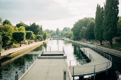 AI-generated travel thumbnail for Launaguet
