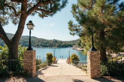 AI-generated travel thumbnail for Le Beausset