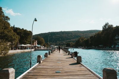 AI-generated travel thumbnail for Le Thor