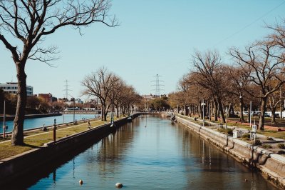 AI-generated travel thumbnail for León