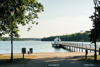 AI-generated travel thumbnail for L’Étang-la-Ville