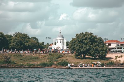 AI-generated travel thumbnail for Loandjili