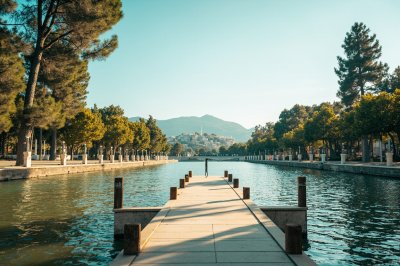 AI-generated travel thumbnail for Lomoviejo
