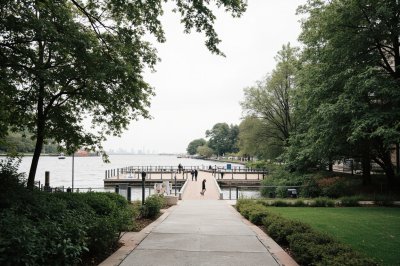AI-generated travel thumbnail for Long Island City