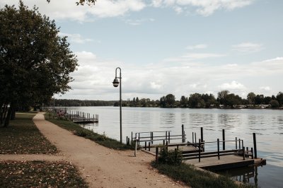 AI-generated travel thumbnail for Lopătari