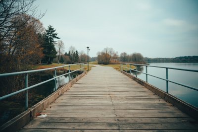 AI-generated travel thumbnail for Lupeni