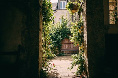 AI-generated travel thumbnail for Maël-Carhaix