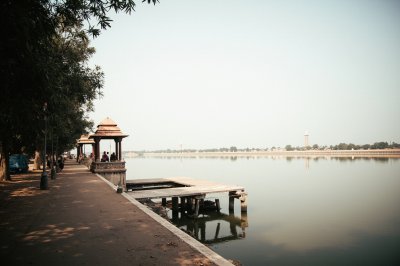 AI-generated travel thumbnail for Maheshwar