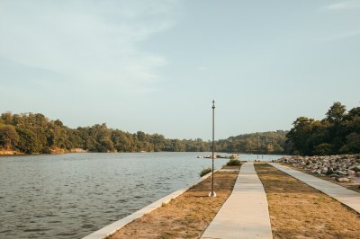 AI-generated travel thumbnail for Mahroni