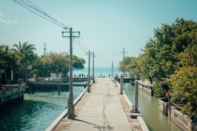 AI-generated travel thumbnail for Manadhoo