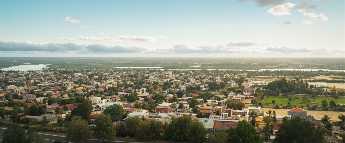 Painterly banner illustration of Manzana la Cofradía