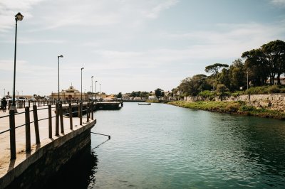 AI-generated travel thumbnail for Mexilhoeira Grande