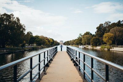 AI-generated travel thumbnail for Middle Swan