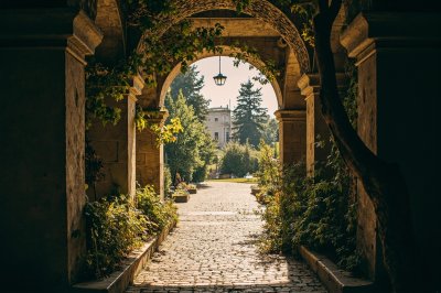 AI-generated travel thumbnail for Mirón El