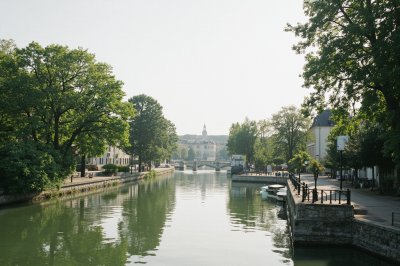 AI-generated travel thumbnail for Montréal-la-Cluse