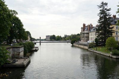 AI-generated travel thumbnail for Mouzillon